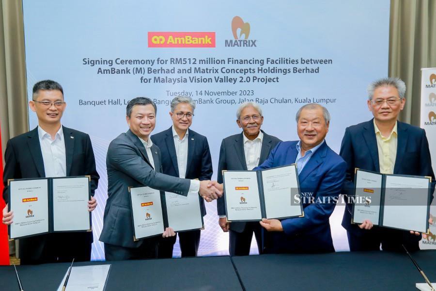 KUALA LUMPUR 14 NOVEMBER 2023. Ambank group chief executive officer, Datuk Sulaiman Mohd Tahir (third from left) with Matrix Concepts Holding Berhad chairman, Datuk Mohamad Haslah Mohamad Amin (third from right) witnessing Ambank group managing director, business banking, Christopher Yap (second from left) and Matrix Concepts Holding Berhad founder and group executive deputy chairman, Datuk Seri Lee Tian Hock (second from right) exchanging document during singing ceremony between AmBank and Matrix Concepts for financing facilities worth RM 512 million for Malaysia Vision Valley 2.0 project at Bangunan AmBank Group. Also present, Ambank commercial banking region head, Chua Bang Lee (left) and Matrix Concepts Holding Berhad managing director, Ho Kong Soon (right). NSTP/ASYRAF HAMZAH